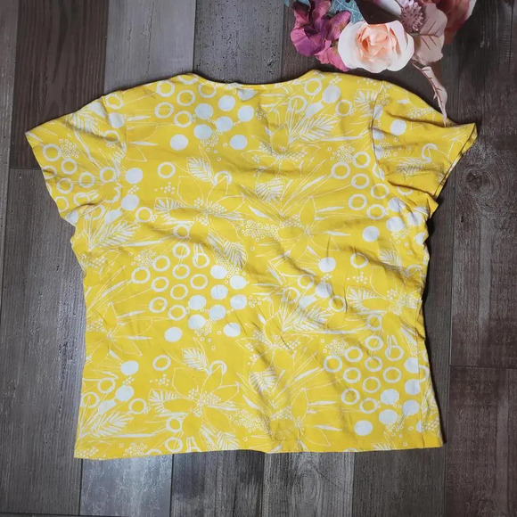 Liz Claiborne Short Sleeve V-Neck Floral Tee Yellow and White Size Large NWOT - Picture 7 of 15